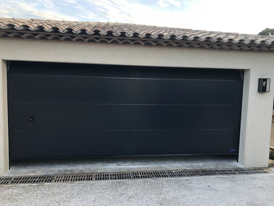 Porte sectionnelle résidentielle motorisée — maison individuelle