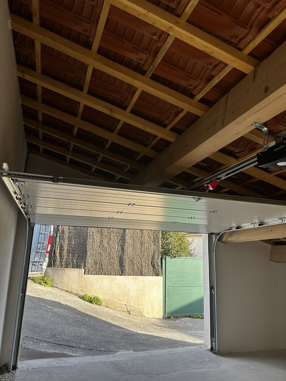 Porte de garage sectionnelle — façade maison