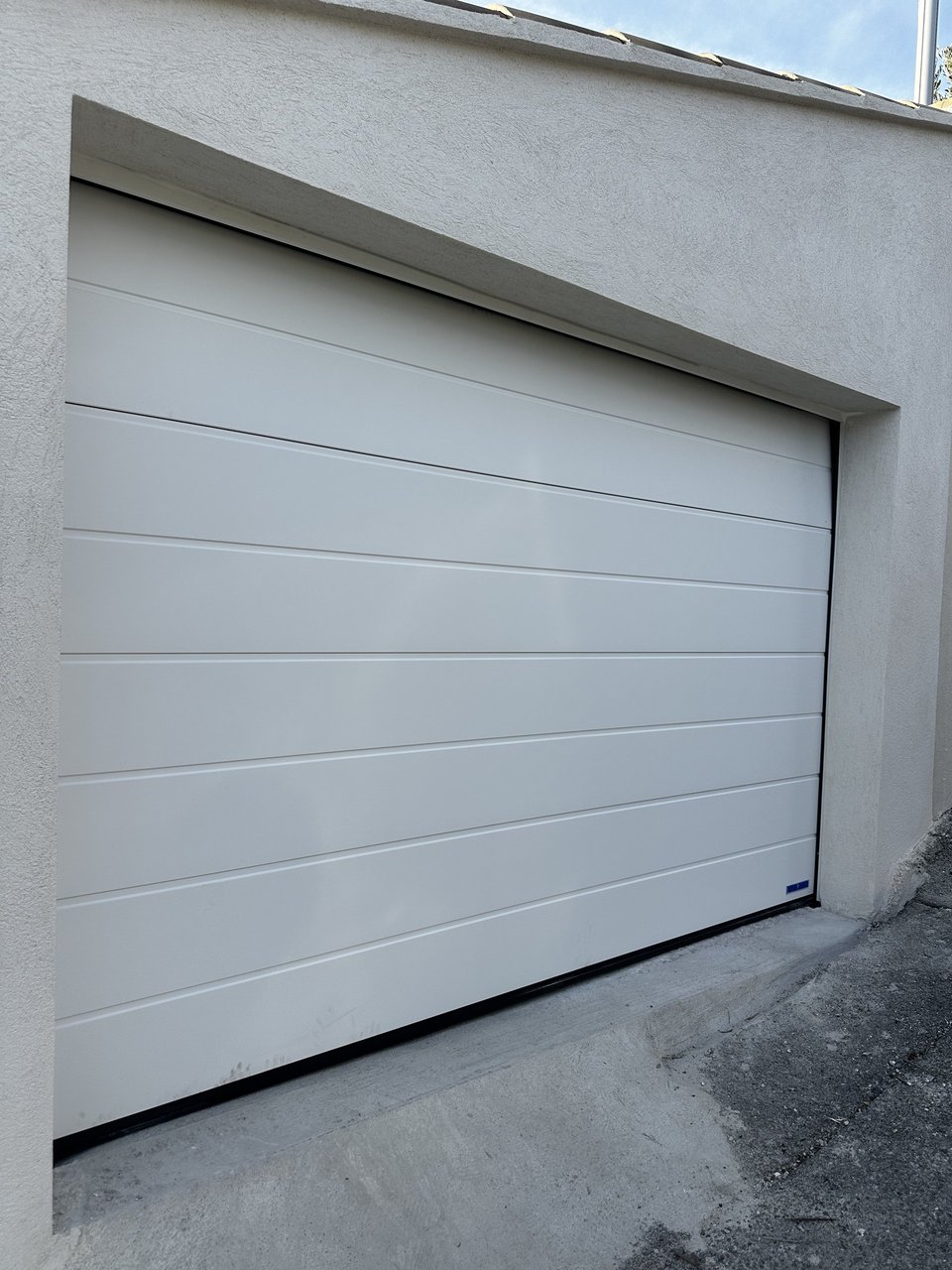 Porte sectionnelle finalisée — vue extérieure