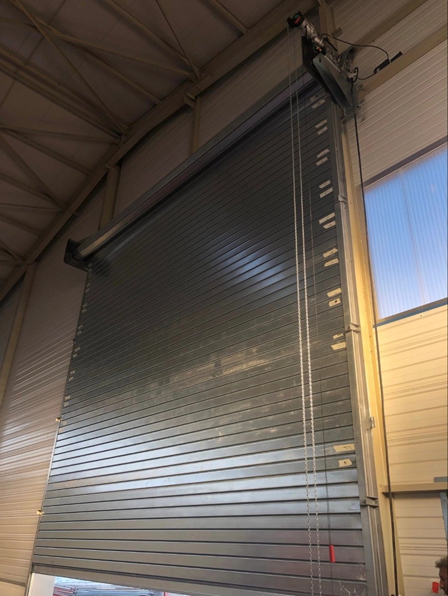 Hangar à bateaux du Chantier Naval Trapani — rideau métallique motorisé, vue intérieure
