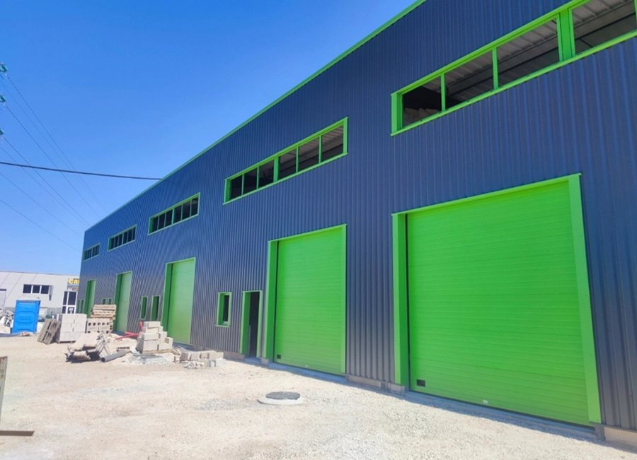 Porte sectionnelle industrielle motorisée installée par FERMIS à La Farlède (Var)