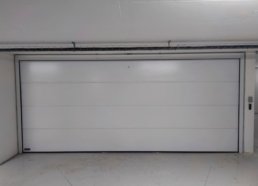 Porte de garage motorisée installée par FERMIS à Saint-Tropez (Var)